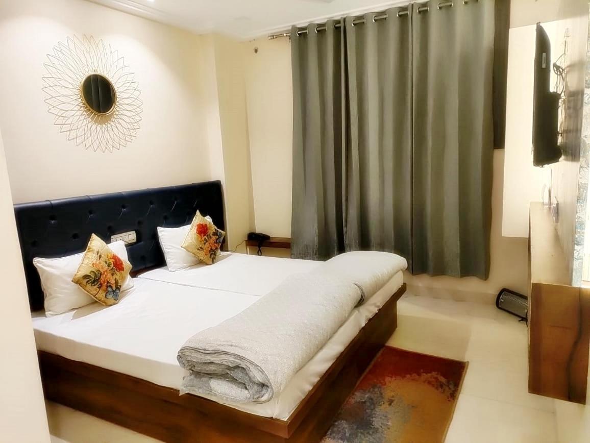 Hotel Luxuria Ludhiana Buitenkant foto